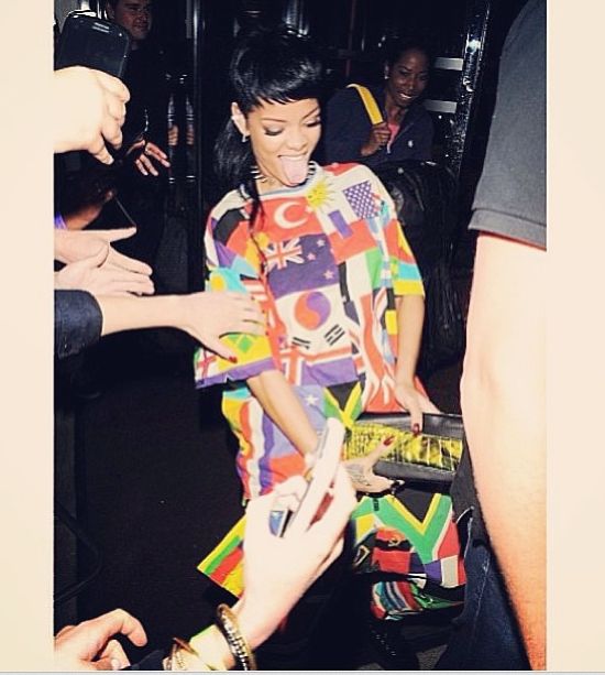 Rihanna przedrzeźnia Miley Cyrus (FOTO)