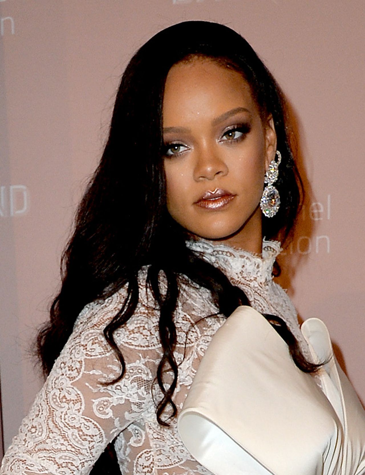 Wszyscy mówią o koronkowym kombinezonie Rihanny, w którym wyglądała jak...