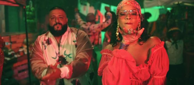 Rihanna pokazuje brzuch i uda w nowym teledysku! Rihanna pokazuje brzuch i uda w nowym teledysku!