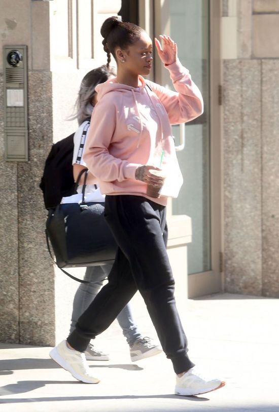 Ten moment, w którym ikona mody stawia na różowe dresy (FOTO)