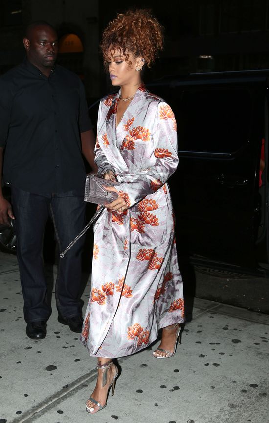 Rihanna seksowna nawet w szlafroku (FOTO)