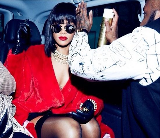 Pracownicy Rihanny zaglądają jej pod sukienkę (FOTO)