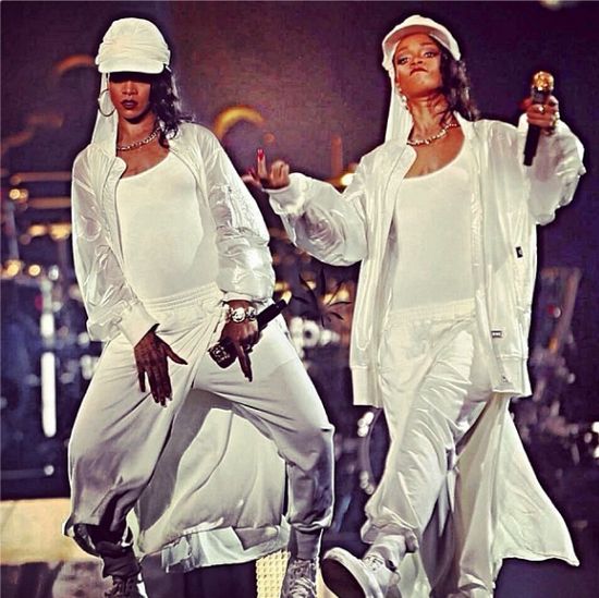 Rihanna wolała nie ryzykować ze strojem? (FOTO)