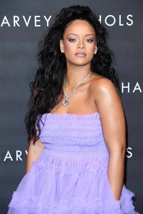 +12 kg nie przeszkadza Rihannie w zakładaniu mini