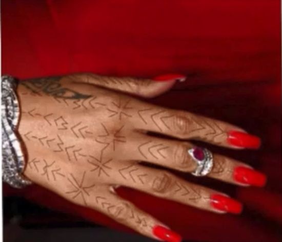 Rihanna ma nowy, brzydki tatuaż (FOTO)  