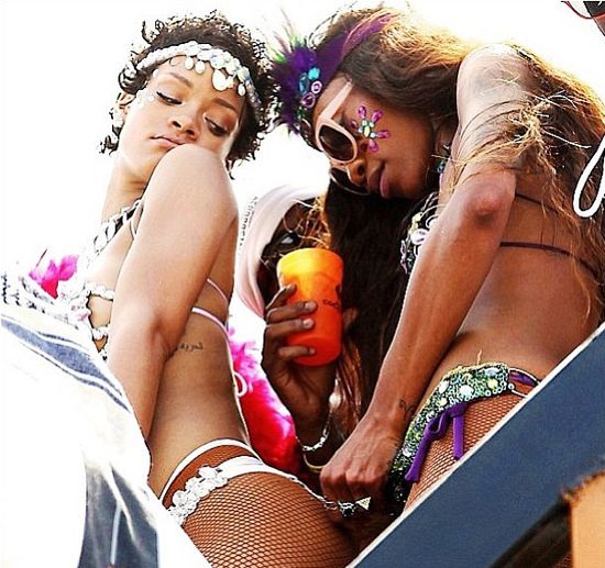 Pawie naga Rihanna bawi się na karnawale (FOTO)