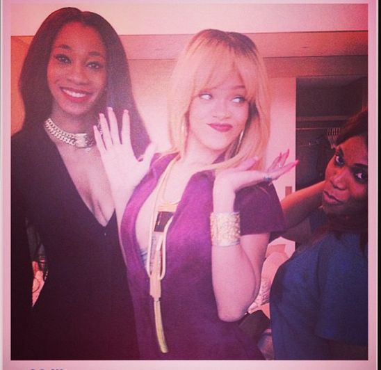 Rihanna - nowe włosy, nowy kombinezon (FOTO)