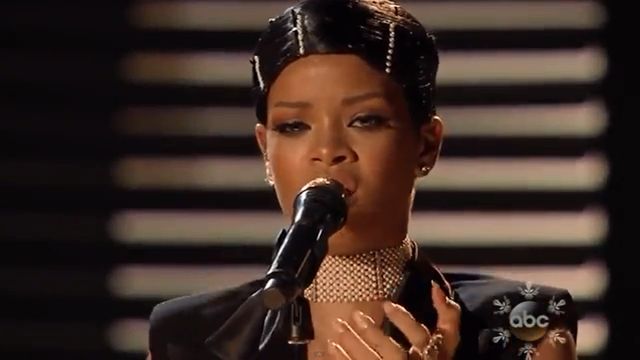 Rihanna na AMA 2013 (VIDEO)