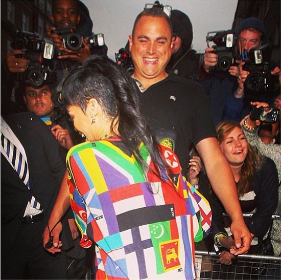 Rihanna przedrzeźnia Miley Cyrus (FOTO)