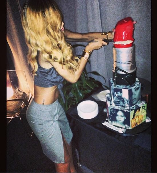 Rihanna chwali się płaskim brzuszkiem