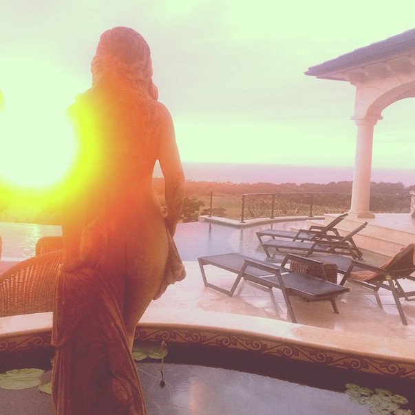 Goła pupa Rihanny przy zachodzie Słońca (FOTO)