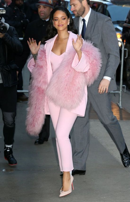 Rihanna -  landrynka w różowym futerku? (FOTO)