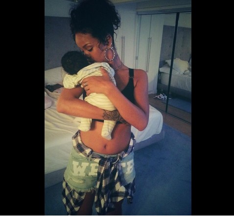 Naga Rihanna trzyma dzidziusia! (FOTO)