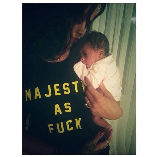 Ciocia Rihanna zmienia pieluszkę (FOTO) Ciocia Rihanna zmienia pieluszkę (FOTO)