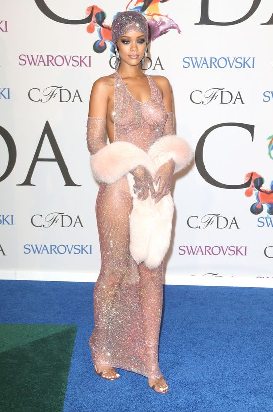 Rihanna nie zostawia pola dla naszej wyobraźni (FOTO)