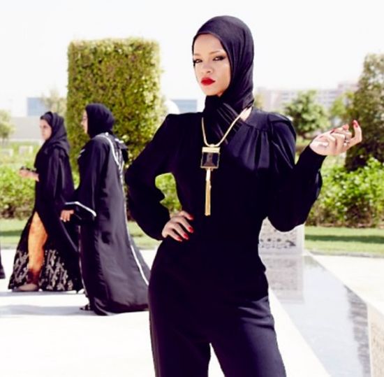 Rihanna wolała nie ryzykować ze strojem? (FOTO)