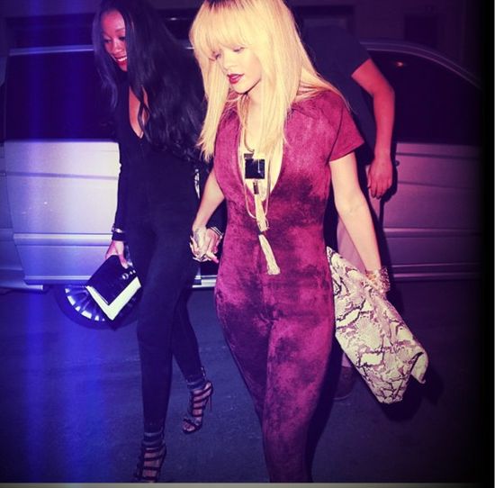 Rihanna - nowe włosy, nowy kombinezon (FOTO)