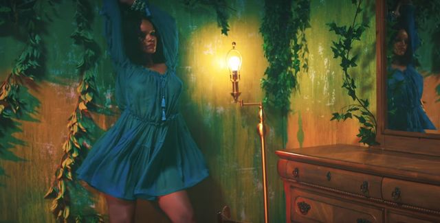 Rihanna pokazuje brzuch i uda w nowym teledysku! Rihanna pokazuje brzuch i uda w nowym teledysku!