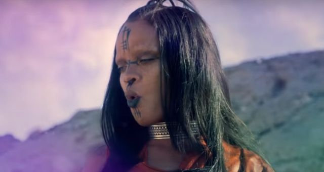 Szok i niedowierzanie. Rihanna wygląda jak nie Rihanna i brzmi jak Sia