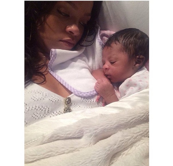 Ciocia Rihanna zmienia pieluszkę (FOTO) Ciocia Rihanna zmienia pieluszkę (FOTO)