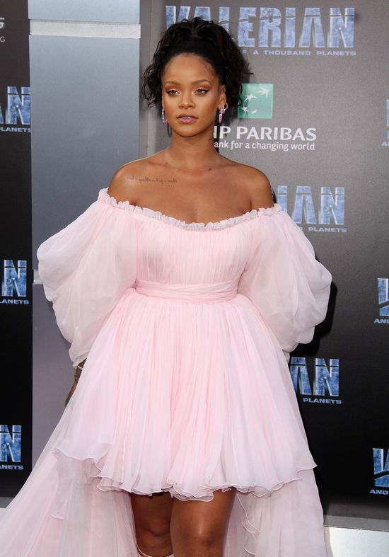 Rihanna w różowej mini. Widać, że nabrała ciałka?