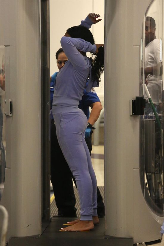 Co Rihanna je na backestage'u? To wyjaśnia te 12 kilogramów?