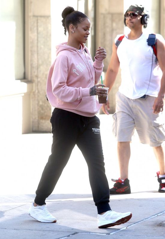 Ten moment, w którym ikona mody stawia na różowe dresy (FOTO)