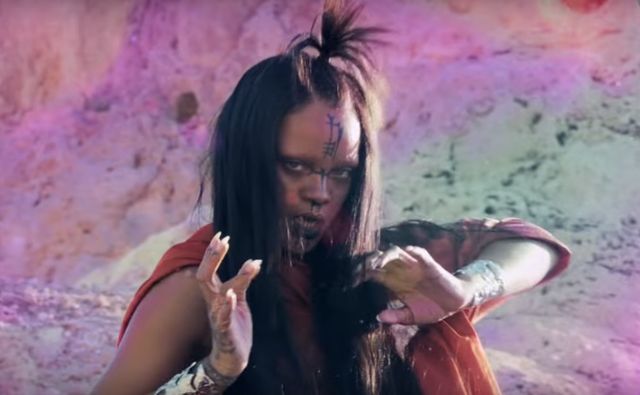 Szok i niedowierzanie. Rihanna wygląda jak nie Rihanna i brzmi jak Sia