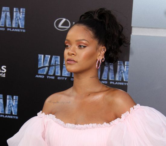 8 mężczyzn umiera z miłości do Rihanny. Teraz. 8 mężczyzn umiera z miłości do Rihanny. Teraz.