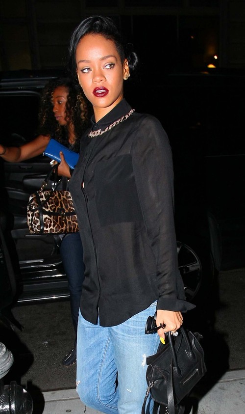 Rihanna w końcu się zasłoniła! (FOTO)