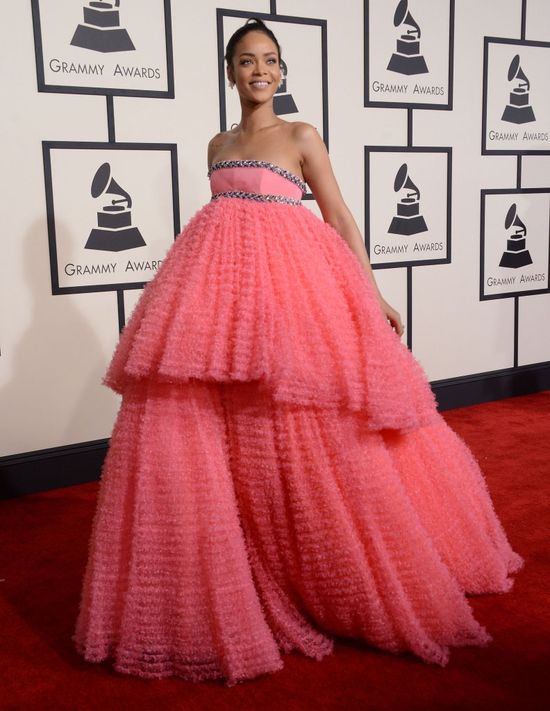 Co miała na sobie Rihanna podczas rozdania nagród Grammy? 