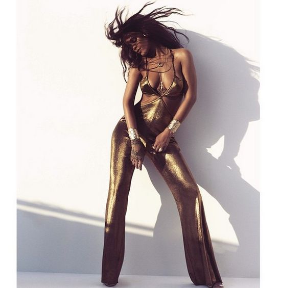 To nie retusz! Rihanna pływa z rekinem! (FOTO)