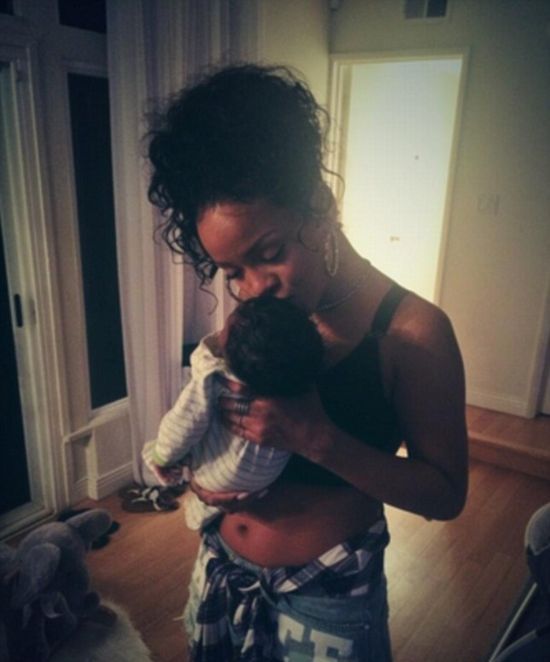 Naga Rihanna trzyma dzidziusia! (FOTO)