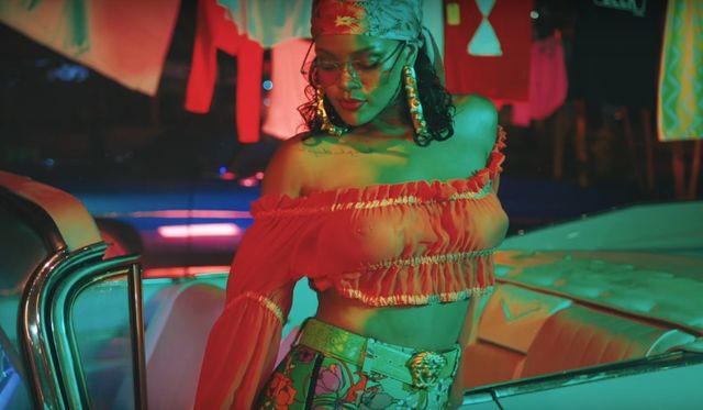Rihanna pokazuje brzuch i uda w nowym teledysku! Rihanna pokazuje brzuch i uda w nowym teledysku!