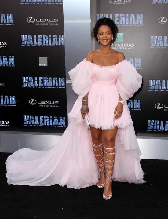 Rihanna w różowej mini. Widać, że nabrała ciałka?