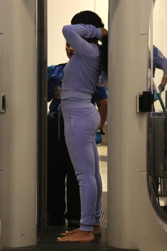 Co Rihanna je na backestage'u? To wyjaśnia te 12 kilogramów?