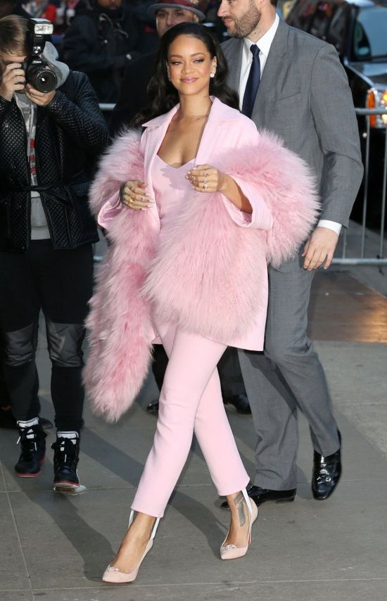 Rihanna -  landrynka w różowym futerku? (FOTO)