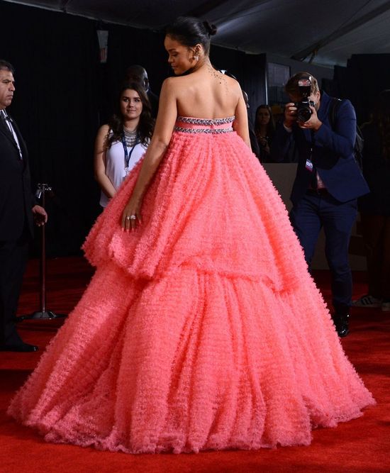 Co miała na sobie Rihanna podczas rozdania nagród Grammy? 