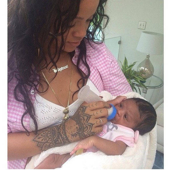 Ciocia Rihanna zmienia pieluszkę (FOTO) Ciocia Rihanna zmienia pieluszkę (FOTO)