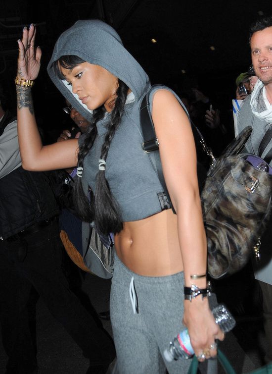 Rihanna chwali się płaskim brzuchem (FOTO)