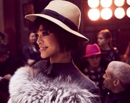 Pracownicy Rihanny zaglądają jej pod sukienkę (FOTO) Pracownicy Rihanny zaglądają jej pod sukienkę (FOTO)