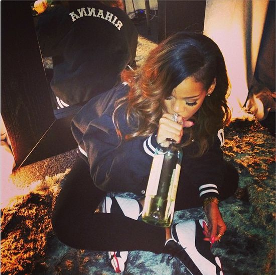 Rihanna pije wino z gwinta  