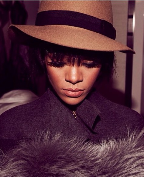 Pracownicy Rihanny zaglądają jej pod sukienkę (FOTO) Pracownicy Rihanny zaglądają jej pod sukienkę (FOTO)