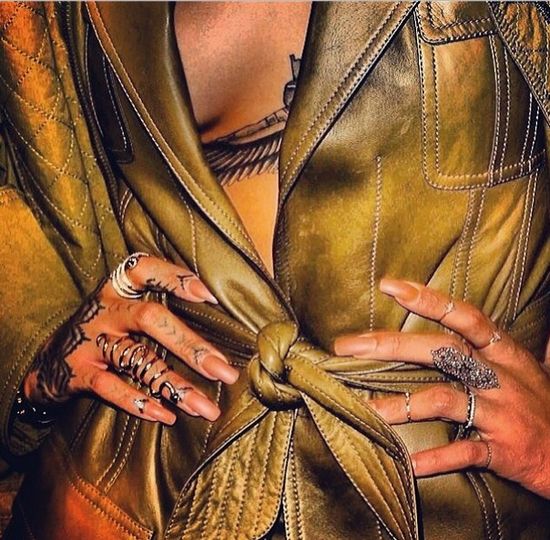 Rihanna - seks bomba w kolorze khaki (FOTO) Rihanna - seks bomba w kolorze khaki (FOTO)