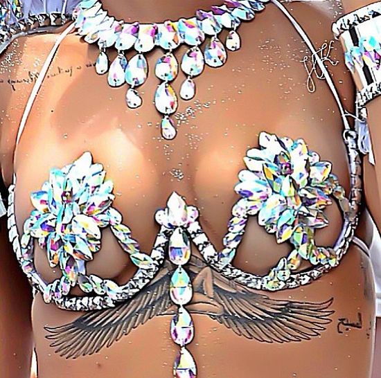 Pawie naga Rihanna bawi się na karnawale (FOTO) Pawie naga Rihanna bawi się na karnawale (FOTO)