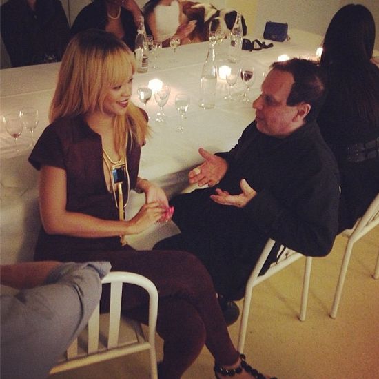 Rihanna - nowe włosy, nowy kombinezon (FOTO)