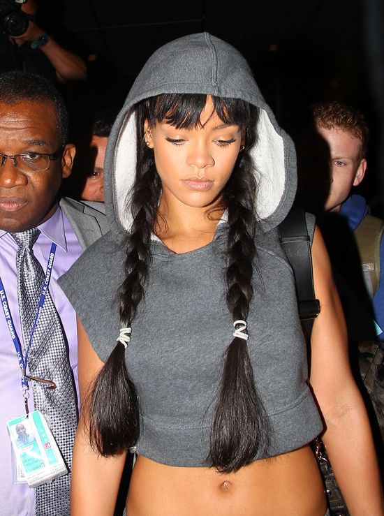 Rihanna chwali się płaskim brzuchem (FOTO)
