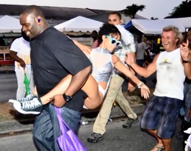 Pawie naga Rihanna bawi się na karnawale (FOTO) Pawie naga Rihanna bawi się na karnawale (FOTO)