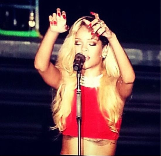 Przegląd koncerowych fotek Rihanny (FOTO)