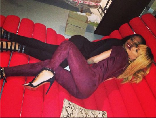 Rihanna - nowe włosy, nowy kombinezon (FOTO)